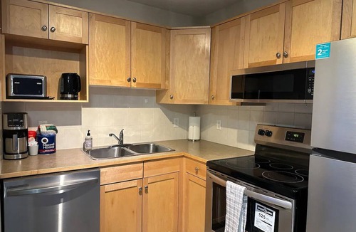 Canmore Apartment | W400 Top Floor Canmore Stay- A/C, Free Parking, Gym, Mtn view, Central, 2BR, 2BT