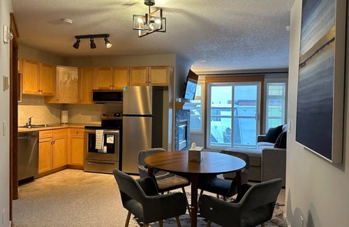 Canmore Apartment | W400 Top Floor Canmore Stay- A/C, Free Parking, Gym, Mtn view, Central, 2BR, 2BT