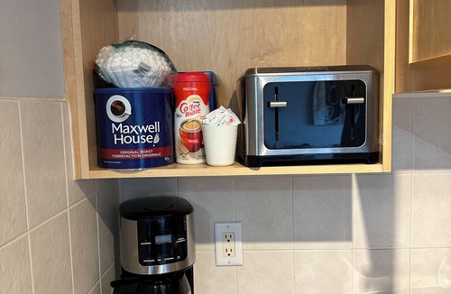 Canmore Apartment | W400 Top Floor Canmore Stay- A/C, Free Parking, Gym, Mtn view, Central, 2BR, 2BT