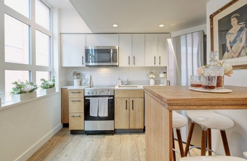 Downtown Victoria Hotel | Waddington Flats