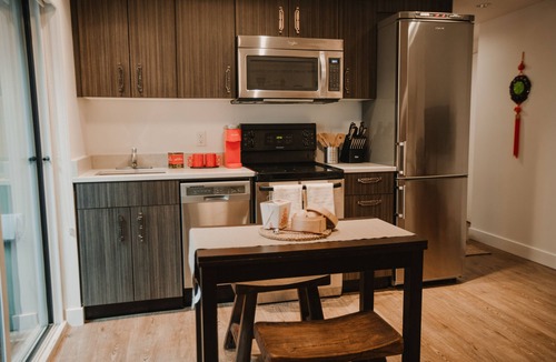 Downtown Victoria Hotel | Waddington Flats