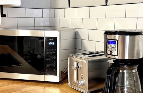 Guelph Apartment | Walk-out Suite Close to DT | U of G | GGH Fast Wifi & Parking