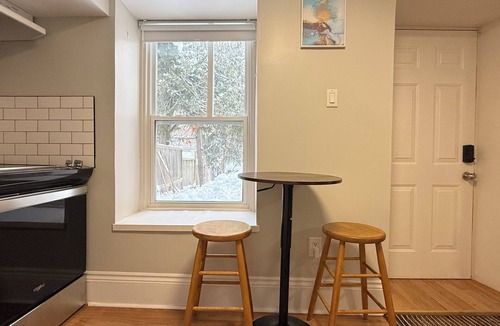 Guelph Apartment | Walk-out Suite Close to DT | U of G | GGH Fast Wifi & Parking