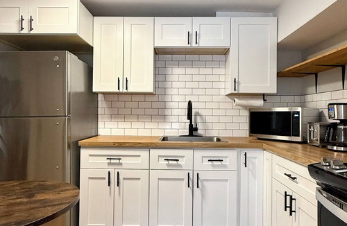 Guelph Apartment | Walk-out Suite Close to DT | U of G | GGH Fast Wifi & Parking