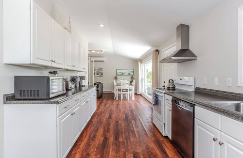 Point Judith House | Walk to Beaches, 7 Restaurants, Point Judith, AC, WiFi, Fire Pit, Outdoor Shower
