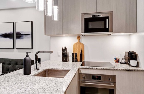 Byward Market - Parliament Hill Condo | Walk to Parliament from this high-end condo w/gym