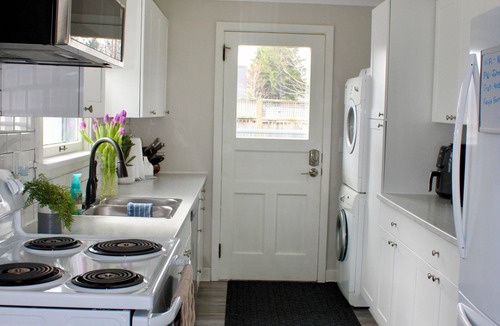 Historic Old Town House | Walk to Queen St Shaw Festival Local Shops Wineries
