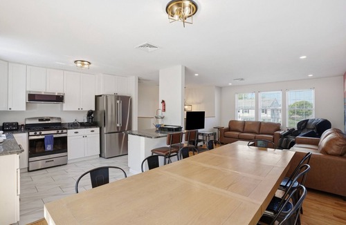 Eastward Look House | Walk to Scarborough Beach - 6BR/3BA - Sleeps 12 - 3 Kings - Pet Friendly