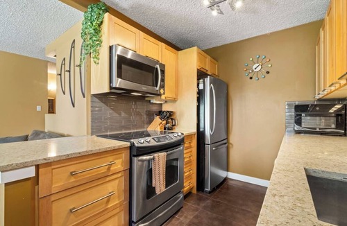 Beltline Apartment | Walk to Stampede & BMO | Free Parking | Cozy Patio