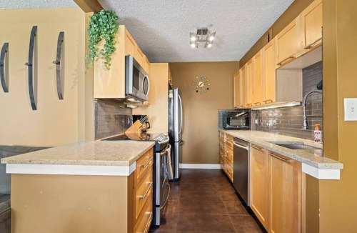 Beltline Apartment | Walk to Stampede & BMO | Free Parking | Cozy Patio