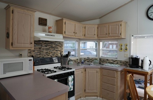 Sherkston Cottage | Walk to the beach - Pet Friendly Quarry View Cottage at Sherkston Shores Resort