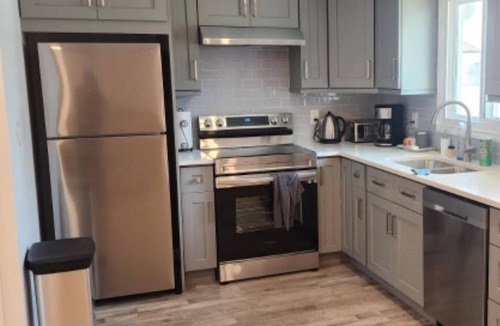 Niagara Falls House | Walk to the Falls & Attractions! Modern, clean & comfortable 4 bedroom house