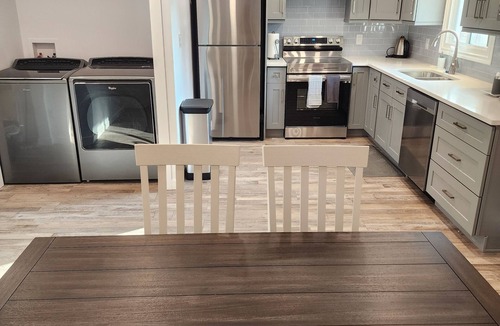 Niagara Falls House | Walk to the Falls & Attractions! Modern, clean & comfortable 4 bedroom house