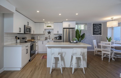 Prince George House | Walk to UHNBC | Boho Suite · Firepit · Pets OK