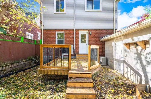 Kitchener Apartment | Walkable to DT | Suits Large Grps | 2 Parking spot