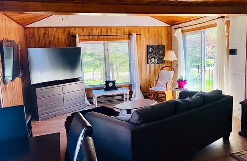 The Bluff Ski Chalet | Walking distance to Parlee Beach | 3 bedrooms | BBQ | fireplace | dogs allowed