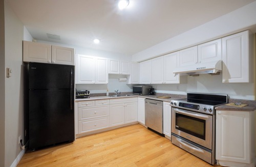 Surrey House | Walkout Garden Suite Near White Rock