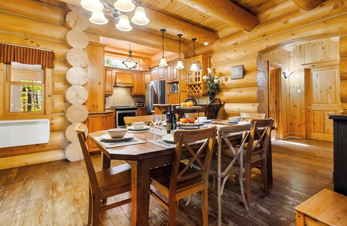 Fiddler Lake Resort Ski Chalet | Warm Chalet “Cozy Bear’s Den” near Saint-Sauveur in gated community resort!
