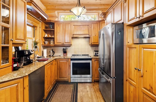 Fiddler Lake Resort Ski Chalet | Warm Chalet “Cozy Bear’s Den” near Saint-Sauveur in gated community resort!