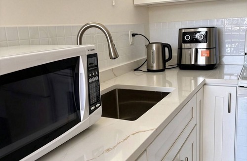Sunset House | ✨ Warm & Cozy 2BR Designer Retreat in Vancouver | Free Parking | Private Entry