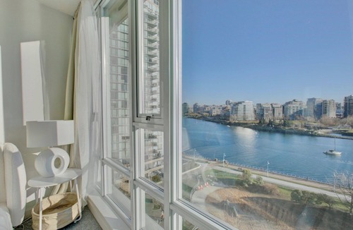 Yaletown Apartment | Water views 3 bedroom suite