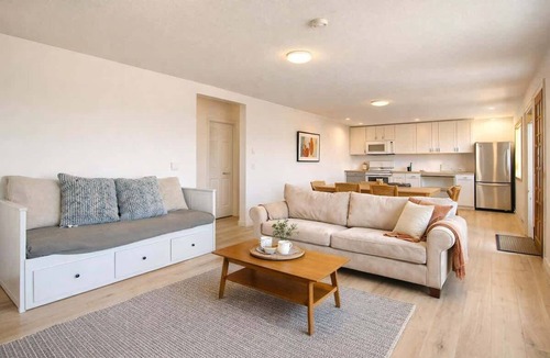 Halfmoon Bay House | *WATERfront 2 bed 2 bath Oasis* Sleeps 6!