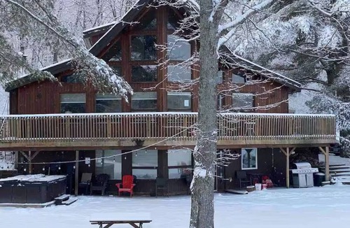 Port Carling Cottage | Waterfront 5 bedrooms cottage in Port Carling, Muskoka.