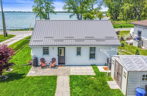 Selkirk Cottage | Waterfront all season 3 bdrm Lake House