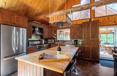 Saint-Raymond Cabin | Waterfront Chalet with BBQ, Firepit & Hot Tub