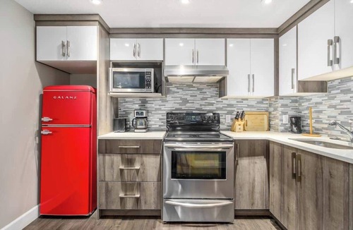 Airdrie House | Waterfront, Fireplace, 90 min Banff, AC