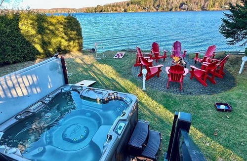 Lac-des-Plages Ski Chalet | Waterfront Getaway with a Spa Family-friendly chalet that sleeps 11