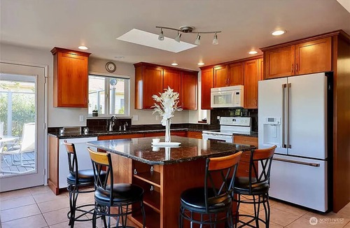 La Conner House | Waterfront Home in Historic La Conner. 30 Day Stay. Excellent Long-Term Rates.