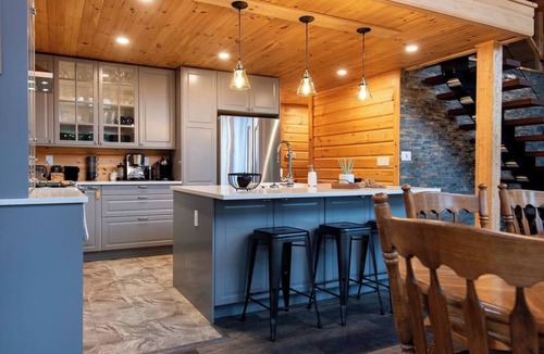 Colpoys Bay Cottage | Waterfront Lakehouse | + EV Charger | AC | Backup Generator |