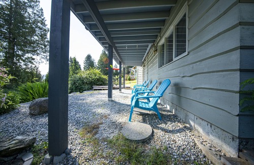 West Porpoise Bay House | Waterfront Retreat, Beach Access, Group Friendly, Sleeps 14