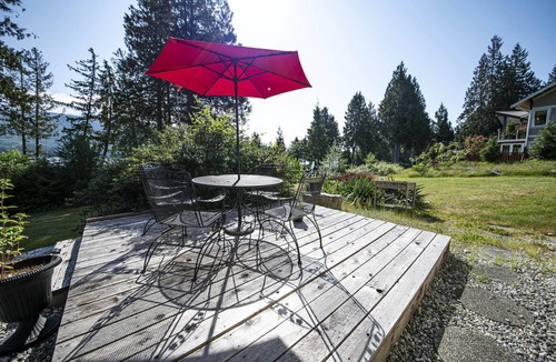 West Porpoise Bay House | Waterfront Retreat, Beach Access, Group Friendly, Sleeps 14