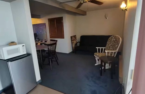 Algoma District House | Waterfront WalkOut PatioDoor Bachelor -kitchenette