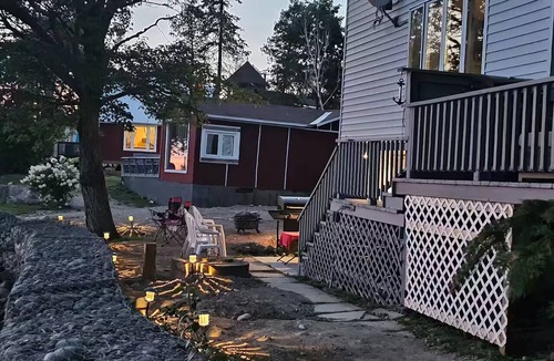 Algoma District House | Waterfront WalkOut PatioDoor Bachelor -kitchenette