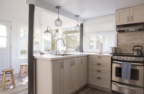 Waupoos House | Waupoos Commons - Beach Front Chalet