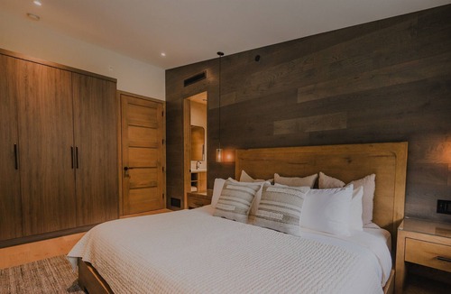 Sea to Sky Highway Cabin | Wedge Mountain Lodge & Spa - Pool, Spa, Theatre +