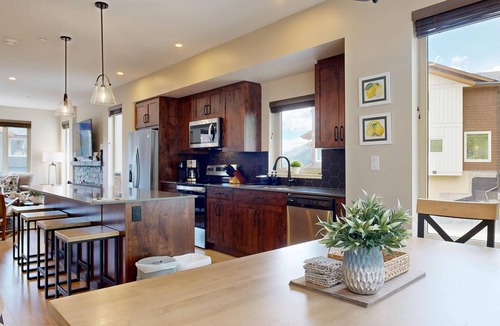 Sun Peaks House | Welcome to Casa Paraíso at Altitude