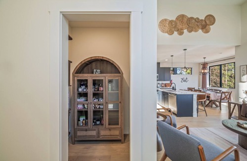 Cle Elum House | Welcome to Outfitter Retreat, a mountain getaway within walking distance of Historic Downtown Cle Elum. Enjoy hiking, biking, ATV trails, golf, and year-round adventure. Each space has been designed to provide you with an unforgettable experience.