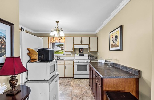 Cavendish House | Welcome to Westward – Sunsets over Trinity, a premium oceanfront retreat overlooking beautiful Trinity Bay. Sleeps 4 with 1 King and 1 Queen bed, breathtaking sunsets, a fully equipped kitchen, Wi-Fi, laundry, self check-in, and free parking.