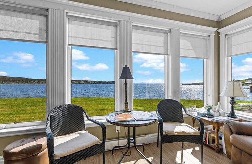 Cavendish House | Welcome to Westward – Sunsets over Trinity, a premium oceanfront retreat overlooking beautiful Trinity Bay. Sleeps 4 with 1 King and 1 Queen bed, breathtaking sunsets, a fully equipped kitchen, Wi-Fi, laundry, self check-in, and free parking.