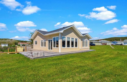 Cavendish House | Welcome to Westward – Sunsets over Trinity, a premium oceanfront retreat overlooking beautiful Trinity Bay. Sleeps 4 with 1 King and 1 Queen bed, breathtaking sunsets, a fully equipped kitchen, Wi-Fi, laundry, self check-in, and free parking.