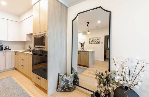 Central Okanagan Condo | Welcome to Zara at Lakestone! A premier lakeside community for a peaceful escape with pickleball courts, gym, and sauna. Bright 1-bed suite with mountain views, full kitchen, patio & laundry.