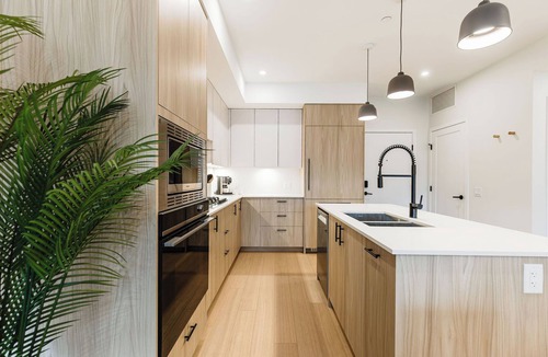 Central Okanagan Condo | Welcome to Zara at Lakestone! A premier lakeside community with pickleball courts, a gym & sauna. Zara Serenity is your high-end retreat, near wineries, golf clubs & Okanagan Lake. Features a well-equipped kitchen with new appliances.