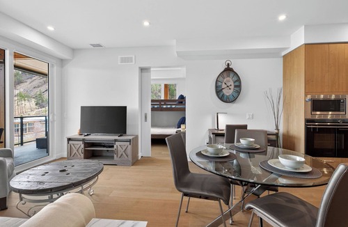 Central Okanagan Condo | Welcome to Zara at Lakestone! A premier lakeside community for a peaceful escape with pickleball courts, gym, & sauna. Enjoy lake views, nearby wineries, and modern comfort with a chef’s kitchen, queen bedroom, bunk room, and workspace.