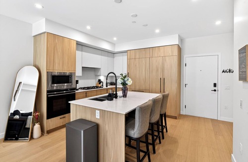 Central Okanagan Condo | Welcome to Zara at Lakestone! Modern 1BR Lake Country condo with mountain views, balcony, BBQ & gourmet kitchen. Sleeps 4 (Queen bed + sofa bed). Enjoy premier lakeside living with a gym, sauna & pickleball courts. Perfect for Okanagan getaways!