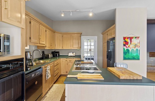 West End House | West End 4BR Stay Patio BBQ Firepit WiFi Parking