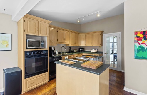 West End House | West End 4BR Stay Patio BBQ Firepit WiFi Parking